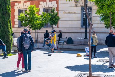 Sevilla, İspanya 8 Mayıs 2019 2019. , İspanya, Sevilla meydanında sokak grubu ve flamenko dansçısı.