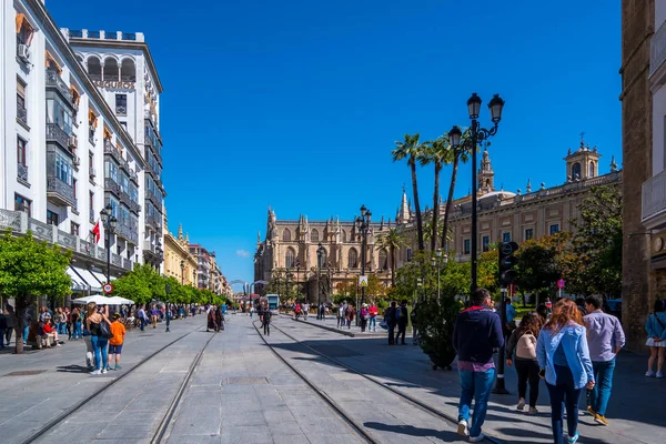 Sevilla, España - 8 de mayo de 2019 Catedral de Sevilla, vista desde la calle Mateos Gago . —  Fotos de Stock