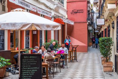 Sevilla, İspanya - 8 Mayıs 2019- Şehir merkezindeki bir kaldırım kafede dinlenen turistler, Sevilla,