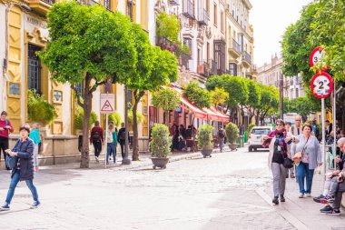 Sevilla, İspanya - 8 Mayıs 2019- Şehir merkezindeki bir kaldırım kafede dinlenen turistler, Sevilla,