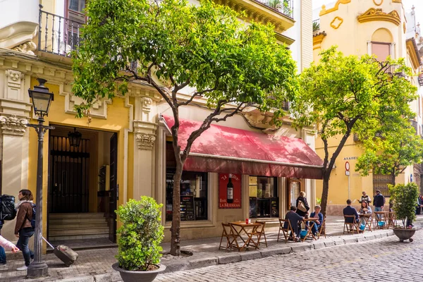 SEVILLE, ESPAÑA - 8 de mayo de 2019- Turistas relajados en una cafetería en el centro de Sevilla , —  Fotos de Stock