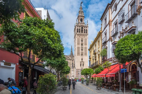 SEVILLE, ESPAÑA - 8 de mayo de 2019- Turistas relajados en una cafetería en el centro de Sevilla , —  Fotos de Stock