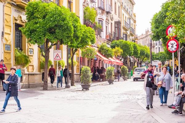 SEVILLE, ESPANHA - 8 de maio de 2019- Turistas relaxando em um café no centro da cidade, Sevilha , — Fotografia de Stock