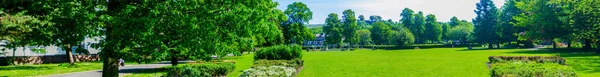 Abbots Hall Park en un día soleado en mayo —  Fotos de Stock
