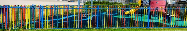 Färgglada Trädgård Staket Med Lekplats Int Bakgrunden — Stockfoto