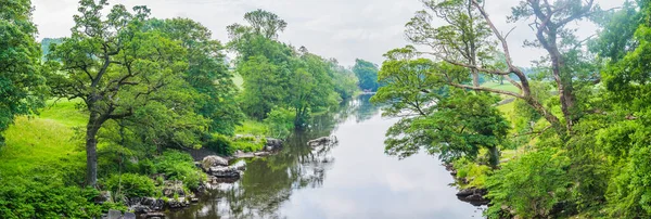 Cumbria 'daki Kirkby Lonsdale' de Lune nehrinin panoraması