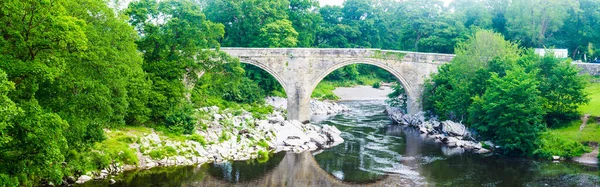 Kirkby Lonsdale 'deki Devils Köprüsü ve Lune Nehri manzarası
