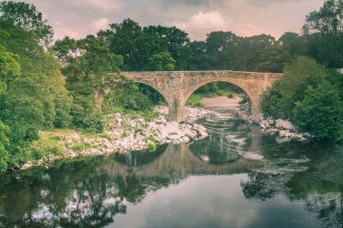 Kirkby Lonsdale, Cumbria, İngiltere yakınlarındaki Lune nehrinin ünlü bir simgesi olan Devils Köprüsü manzarası.