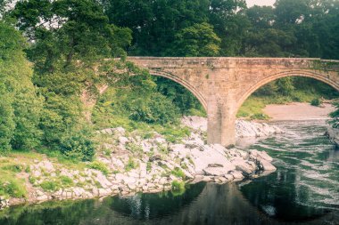 Kirkby Lonsdale, Cumbria, İngiltere yakınlarındaki Lune nehrinin ünlü bir simgesi olan Devils Köprüsü manzarası.