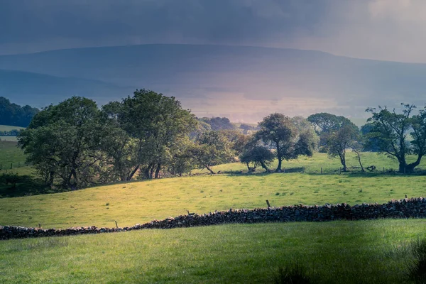 雨のシャワーの間の北西部の英語の田舎. — ストック写真