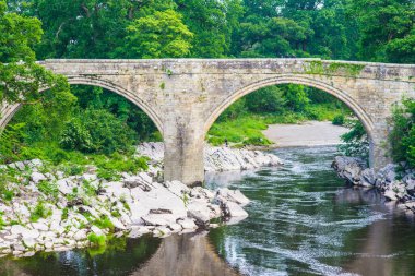 Kirkby Lonsdale, Cumbria, İngiltere yakınlarındaki Lune nehrinin ünlü bir simgesi olan Devils Köprüsü manzarası.