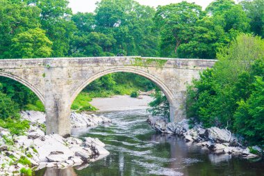 Kirkby Lonsdale, Cumbria, İngiltere yakınlarındaki Lune nehrinin ünlü bir simgesi olan Devils Köprüsü manzarası.