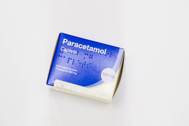 Bir paket Parasetamol 500 mg Caplet, düz beyaz arkaplan üzerine.