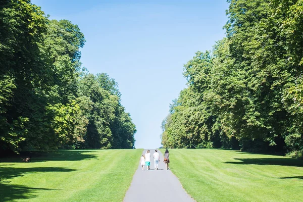 一家人一起走在Crencester公园 — 图库照片