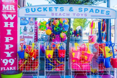 Açık hava dükkanındaki çocuklar için gerekli plaj plastik aletleri