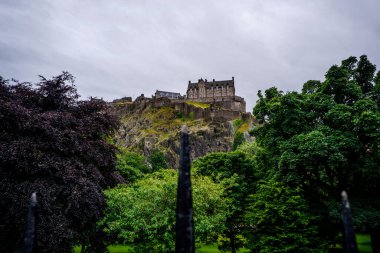 Princes Street Gardens 'tan güneşli bir günde eski Edinburgh, İskoçya manzarası
