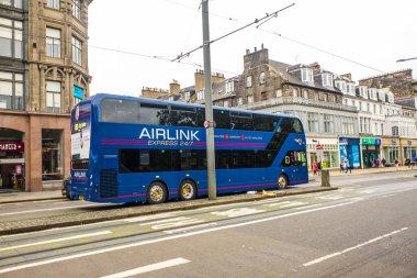 İnsanlar Edinburgh, İskoçya, İngiltere 'de Princes caddesinde yürüyorlar.
