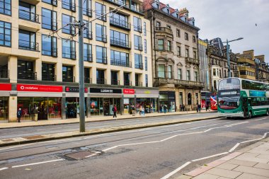 İnsanlar Edinburgh, İskoçya, İngiltere 'de Princes caddesinde yürüyorlar.
