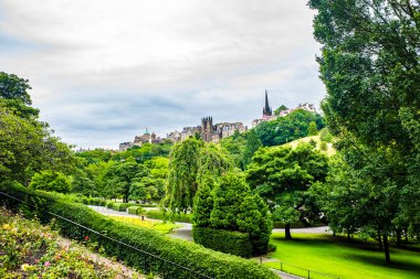 Princes Street Gardens 'tan güneşli bir günde eski Edinburgh, İskoçya manzarası
