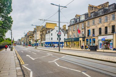 İnsanlar Edinburgh, İskoçya, İngiltere 'de Princes caddesinde yürüyorlar.