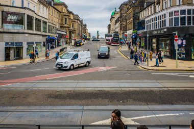 İnsanlar Edinburgh, İskoçya, İngiltere 'de Princes caddesinde yürüyorlar.