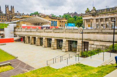 Edinburgh İskoçya 'daki İskoç Ulusal Portre Galerisi önünde..