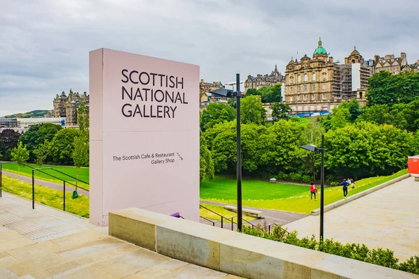 Edinburgh İskoçya 'daki İskoç Ulusal Portre Galerisi önünde..