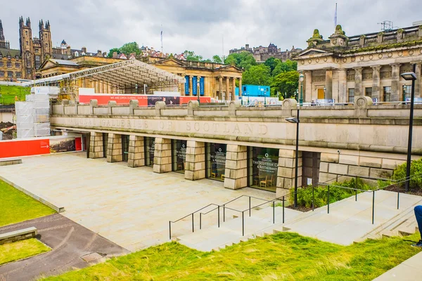 Edinburgh İskoçya 'daki İskoç Ulusal Portre Galerisi önünde..
