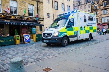 Edinburgh İskoçya 6 Ağustos 2020 Acil Ambulans Grassmarket, Edinburgh 'dan geçiyor.