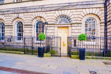 Edinburgh İskoçya 6 Ağustos 2020 Kemerli pencereli eski taş ev Edinburgh
