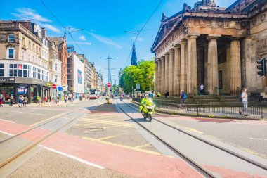 Edinburgh İskoçya 6 Ağustos 2020 Motosiklet Polisi Umut için kornaya basmaya eşlik ediyor.