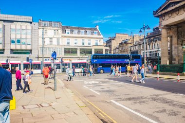 Edinburgh, İskoçya 6 Ağustos 2020 Toplu Taşıma Edinburgh 'daki Princes Caddesi' nde otobüs, taksi ve tramvaylar..