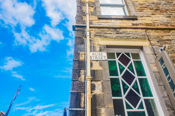 Edinburgh Scotland 6th Aug 2020 Здания и магазины на Роуз-стрит в Новом городе в Эдинбурге, Шотландия. Знаменитый Новый Город является главным торговым районом Эдинбурга.