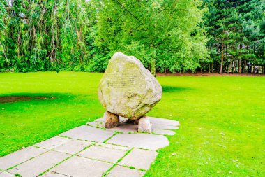Edinburgh İskoçya 7 Ağustos 2020 Batı Princes Street Gardens, Edinburgh 'daki Norveç Savaş Anıtı Taşı manzarası 10 Mart 2016.