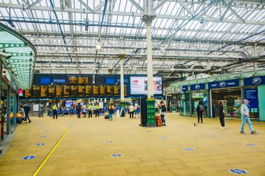 Edinburgh, İskoçya 7 Ağustos 2020 Waverley tren istasyonu, bilgi panoları ve giriş kapıları..