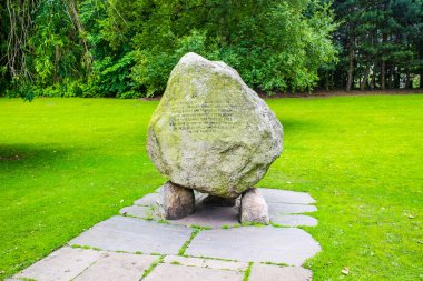 Edinburgh İskoçya 7 Ağustos 2020 Batı Princes Street Gardens, Edinburgh 'daki Norveç Savaş Anıtı Taşı manzarası 10 Mart 2016.