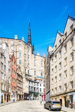 Edinburgh, İskoçya, 7 Ağustos 2020 Batı Bow, Victoria Caddesi: Edinburgh 'un Eski Kasabası' ndaki güzel renkli taş binalar