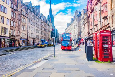 Edinburgh İskoçya 6 Ağustos 2020 'de Edinburgh' un işlek Royal Mile 'ı İskoçya' nın en ikonik sokaklarından biri ve belediye başkanının turistik merkezidir.