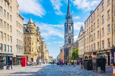 Edinburgh İskoçya 6 Ağustos 2020 'de Edinburgh' un işlek Royal Mile 'ı İskoçya' nın en ikonik sokaklarından biri ve belediye başkanının turistik merkezidir.