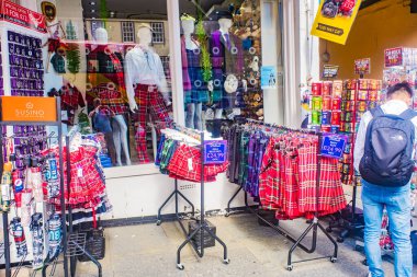 Edinburgh Scotlans 6 Ağustos 2020 'de Royal Mile' da. Royal Mile, Eski Edinburgh Kasabası 'nın ana caddesi ve en işlek turist sokağıdır. Birleşik Krallık