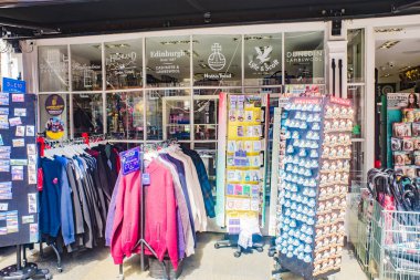 Edinburgh Scotlans 6 Ağustos 2020 'de Royal Mile' da. Royal Mile, Eski Edinburgh Kasabası 'nın ana caddesi ve en işlek turist sokağıdır. Birleşik Krallık