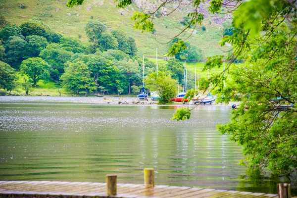 Łodzie Żaglowe Brzegu Jeziora English Lake District — Zdjęcie stockowe
