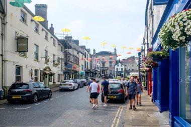 Ulverston Uk 24 Ağustos 2020 Dar Sokak, Ulverston 'un pazar ikilisi.