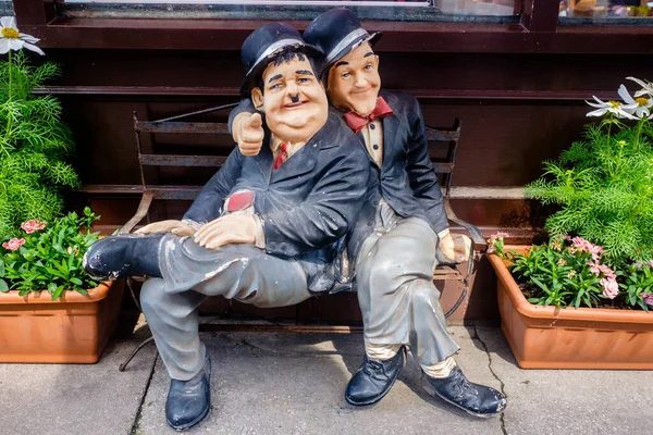 Ulverston UK 24 Ağustos 2020 Stan Laurel ve Oliver Hardy 'nin Ulverston UK' deki heykelleri.
