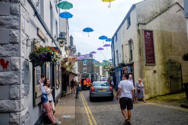 Ulverston UK 24 Ağustos 2020 Pazar kasabasında çok renkli şemsiyeler sergileniyor