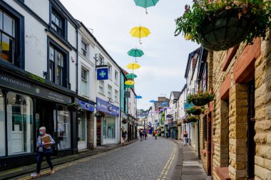 Ulverston UK 24 Ağustos 2020 Pazar kasabasında çok renkli şemsiyeler sergileniyor