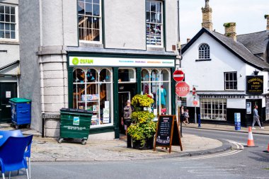 Ulverston UK 24 Ağustos 2020 Oxfam Charity Shop Tabelası, kıtlık dahil birçok sorunla ilgilenen dünya çapında bir hayır kurumu, Oxfam 1942 yılında kuruldu.