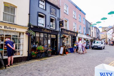 Ulverston UK 24 Ağustos 2020 Pazar kasabasında çok renkli şemsiyeler sergileniyor