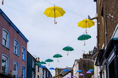 Ulverston UK 24 Ağustos 2020 Pazar kasabasında çok renkli şemsiyeler sergileniyor