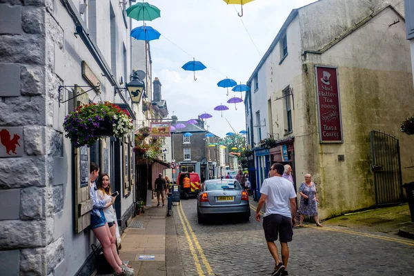 Ulverston UK 24 Ağustos 2020 Pazar kasabasında çok renkli şemsiyeler sergileniyor